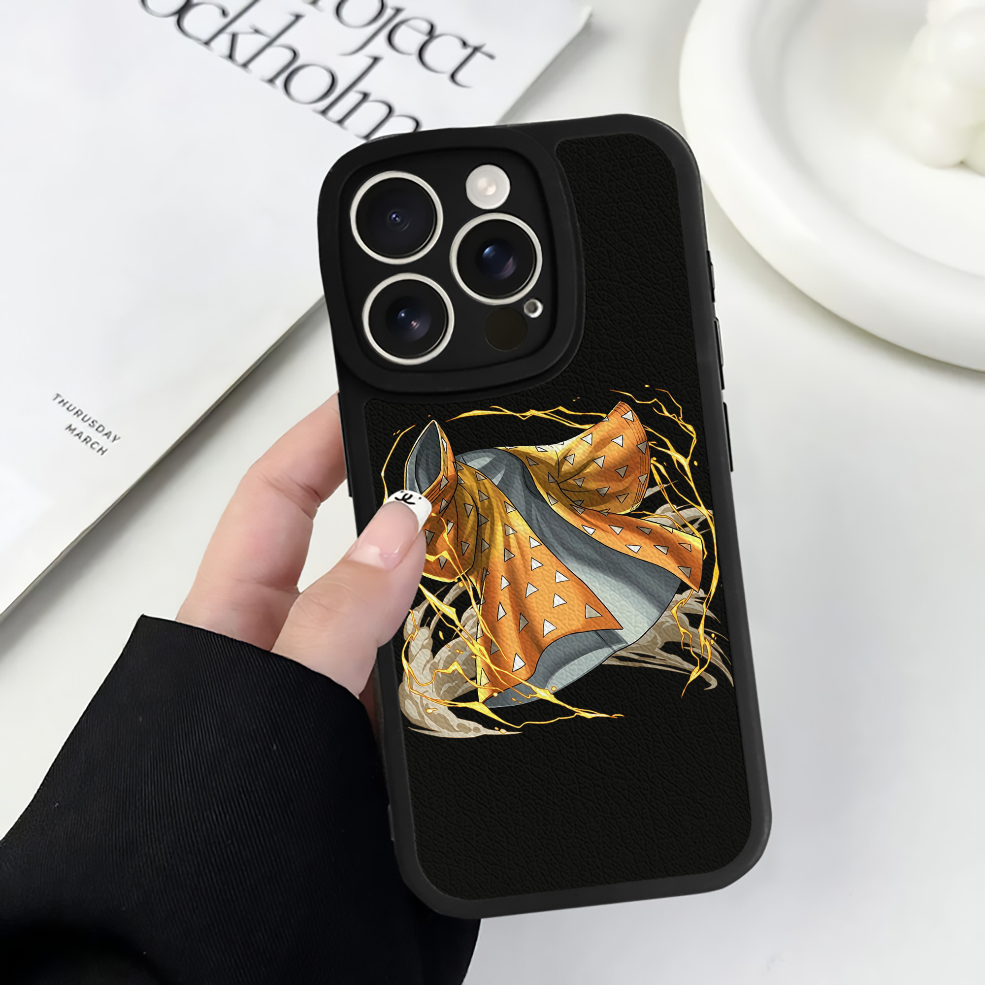 （画像用） 鬼滅の刃（きめつのやいば）我妻 善逸／あがつま ぜんいつ Agatsuma Zenitsu 【iPhone 16シリーズ対応】シリコンスマホケース（レザー調） 材質：シリコン